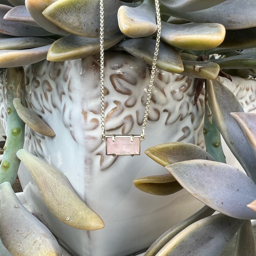 Kendra Scott rose quartz necklace